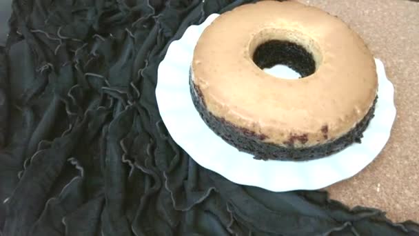 Przeprowadzka w Karmel ciasto kawowe w lustrze glazury. Zwolniony ruch, 4k, widok pod wysokim kątem. — Wideo stockowe