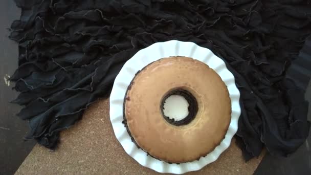 镜面上有圆形焦糖咖啡蛋糕.慢动作，4k，顶视图. — 图库视频影像
