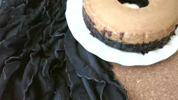거울 유약에 있는 카라멜 커피 케이크의 맨 위 사진. 슬로우 모션. — 비디오