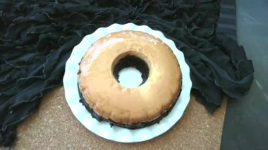 Ayna jöleli, yuvarlak karamelli kahveli pastayı yavaş çekimde yakınlaştır. 4k, boşluğu kopyala.