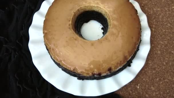 放大慢动作圆形焦糖咖啡蛋糕在镜子釉中。4k，复制空间. — 图库视频影像