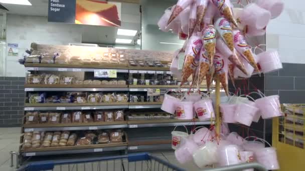 Bangi, Maleisië - maart 2021 Panning view from shopping cart, shopping in de supermarkt Tesco Lotus store. — Stockvideo