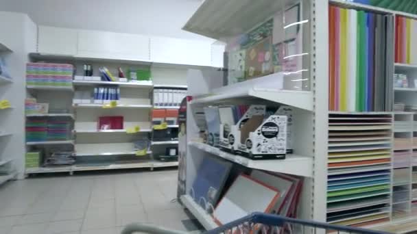 Bangi, Malaysia - Maret 2021 POV dari gerobak belanja, berbelok dan berhenti di bagian alat tulis di Tesco Lotus Bandar Puteri. — Stok Video