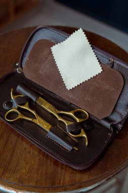 Berber Kuaför Aracı Ahşap Arkaplanda Açık Torbaya Ayarlandı