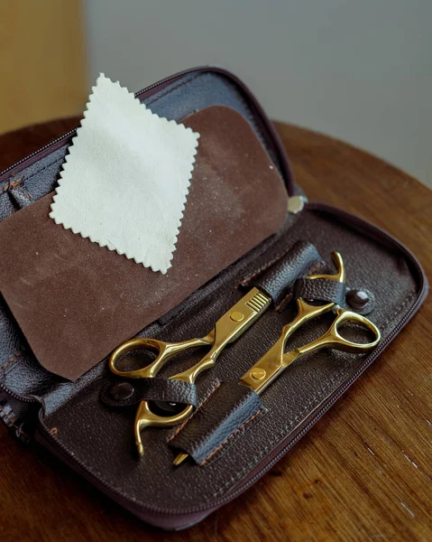 Barber Hairdreer Tool Set Open Bag Wooden Background — 스톡 사진