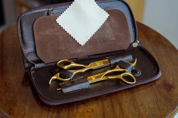 Peluquero Herramienta Peluquería Conjunto Bolsa Abierta Sobre Fondo Madera — Foto de Stock