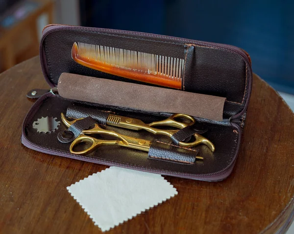 Peluquero Herramienta Peluquería Conjunto Bolsa Abierta Sobre Fondo Madera — Foto de Stock