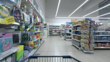 Bangi, Malezya - Mart 2021 alışveriş arabasından POV. Tesco Lotus Bandar Puteri 'de tek başına yürümek.