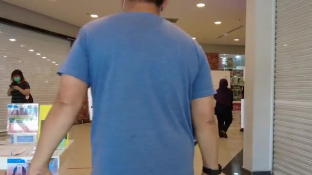 Kuala Lumpur, Malaisie - 28 mars 2021 Mesure de la température corporelle pour le coronavirus. Les gens alignés et vérifient avant d'entrer Tesco Lotus. — Video