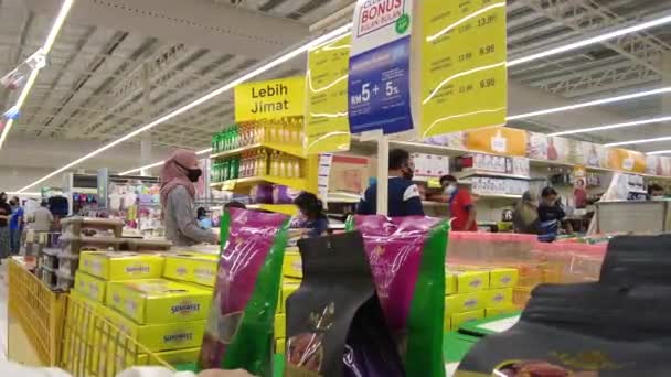 Kuala Lumpur, Malaisie - 28 Mars, 2021 Les gens faisant du shopping au Lotus's Tesco. Éclosion de Covid-19. Concept de distanciation sociale — Video