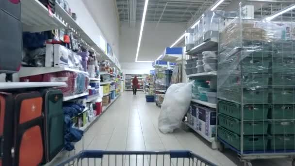 Bangi, Malasia - March, 2021 POV desde el carrito de compras. Paseando por varias secciones en Tesco Lotus Bandar Puteri. — Vídeos de Stock