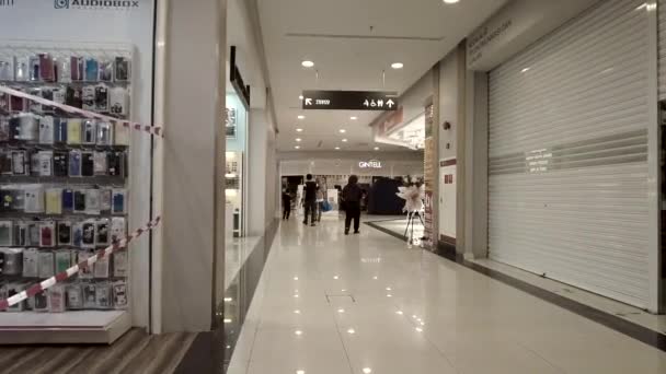 Κουάλα Λουμπούρ, Μαλαισία - 28 Μαρτίου 2021 Τα καταστήματα POV έκλεισαν κατά τη διάρκεια της εντολής ελέγχου κίνησης στην υπεραγορά Tesco της Lotus στο Bandar Puteri, Bangi. — Αρχείο Βίντεο