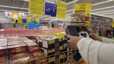 Kuala Lumpur, Malezya - 28 Mart 2021 Lotus Tesco 'daki Ramazan ayının tarihi. Covid-19 salgını. Sosyal uzaklık kavramı