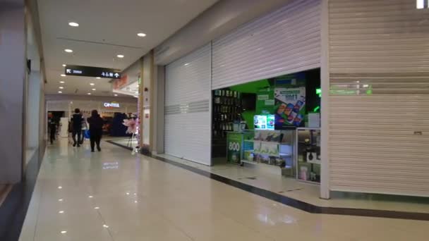 クアラルンプール、マレーシア- 2021年3月28日バンダルプテリのLotusのテスコ・ハイパーマーケットを歩くと店を渡す、バンギ. — ストック動画