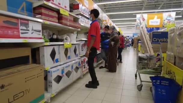 Pracovník v uniformě kontrolní police v hypermarketu Lotuss Tesco v Bandar Puteri, Bangi. — Stock video