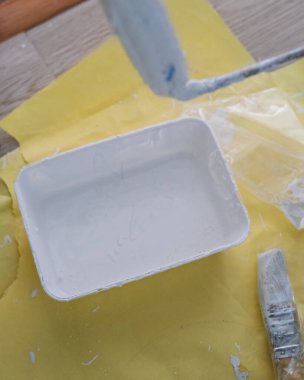 Konteynırda beyaz boya. Duvar boyama projesi.