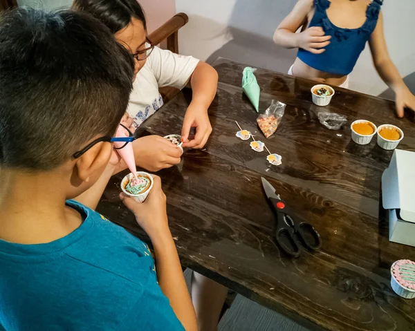 Crianças Decorando Cupcakes Casa Projecto Cozedura — Fotografia de Stock