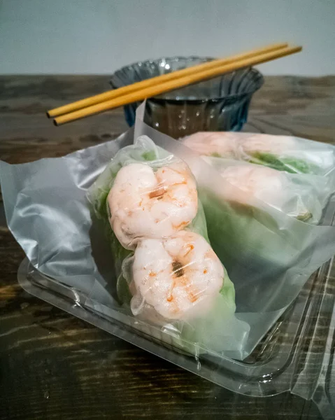 Rouleaux Printemps Vietnamiens Traditionnels Aux Crevettes Carottes Concombre Oignons Verts — Photo