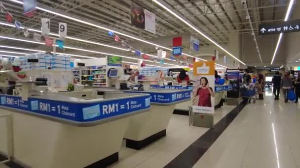 马来西亚吉隆坡- 2021年3月28日，Lotus的Tesco超级市场的POV出纳柜台在班尼的Bandar Puteri. — 图库视频影像