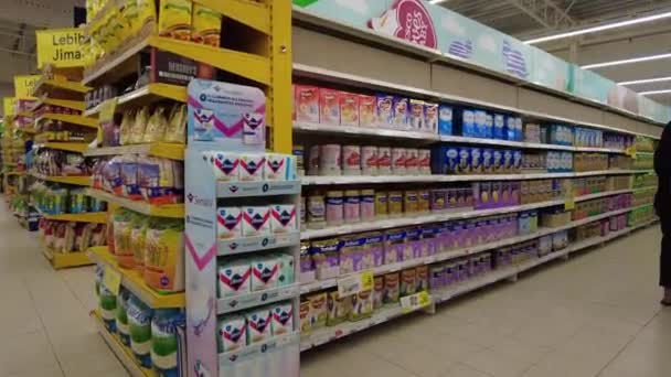 Bangi, Malajsie - březen 2021 POV lidí nakupujících potraviny v Tesco Supermarketu. Zavřít. 4k — Stock video