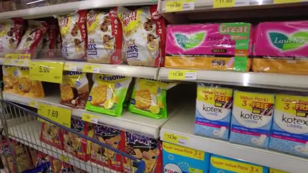 Bangi, Malasia - March, 2021 Productos en promoción con precios reducidos en Tesco Supermarket. De cerca. 4k — Vídeo de stock