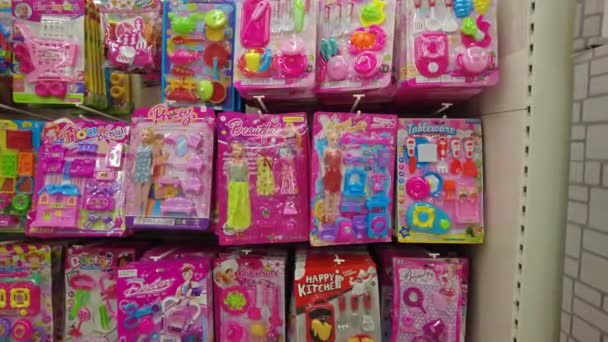 Вибір дівчат-іграшок, що висять на полиці в супермаркеті Tesco. Закрийся. 4k — стокове відео