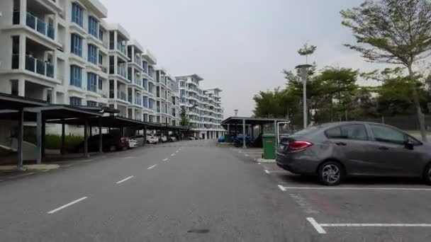 汽车在居民公寓的停车场停了下来.Bandar Seri Putra公寓. — 图库视频影像