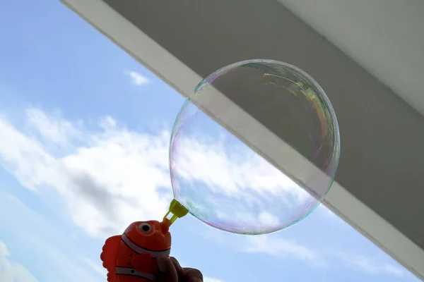 Uma Grande Bolha Sabão Está Explodindo Pistola Peixe — Fotografia de Stock