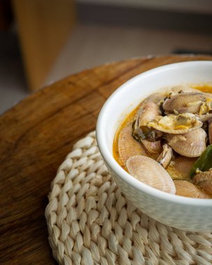 Acılı tereyağlı krema, masada bir kasede servis edilir..