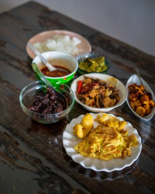 Masada çeşitli Malay yemekleri servis ediliyor. Malezya 'da öğle ve akşam yemeği için zımba menüsü.