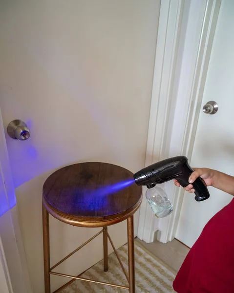用消毒剂液体瓶对雾化装置和轻喷枪进行消毒 清理房屋以防止Covid — 图库照片