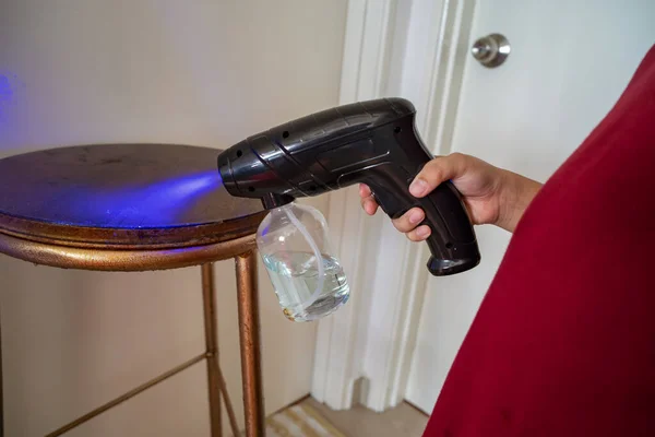Atomizador Desinfectante Pistola Pulverización Luz Ultravioleta Con Botella Líquido Desinfectante —  Fotos de Stock