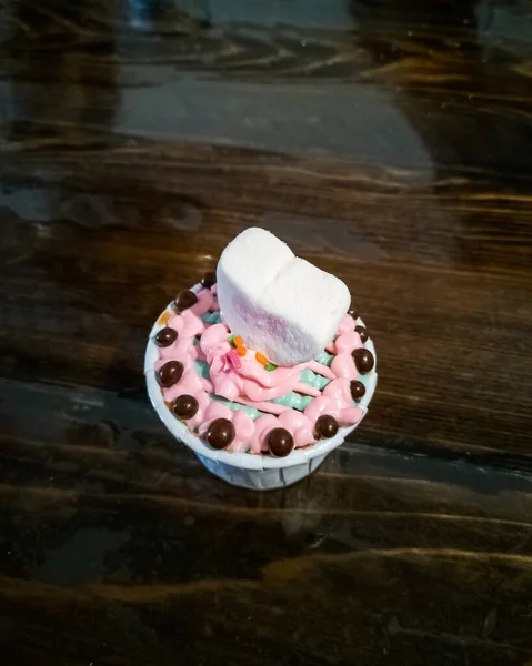 Kinder Dekorierten Cupcake Auf Einem Holztisch — Stockfoto