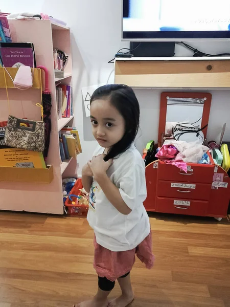 Kuala Lumpur Malaysia Juli 2021 Kleines Mädchen Ihrem Chaotischen Zimmer — Stockfoto