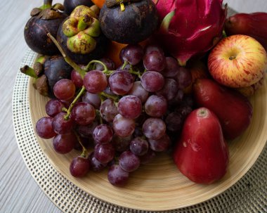 Taze meyve. Çeşitli renkli tropikal meyveler. Temiz ve sağlıklı yemek.