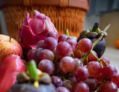 Taze meyve. Çeşitli renkli tropikal meyveler. Temiz ve sağlıklı yemek.