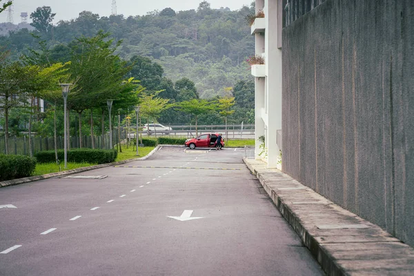 Uma Estrada Que Conduz Estacionamento Subterrâneo Edifício Apartamentos — Fotografia de Stock