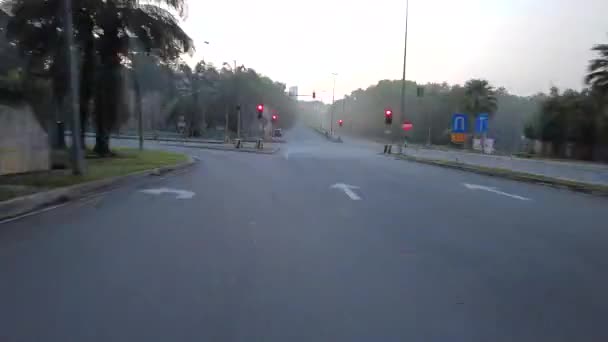 马来西亚的街道上骑着超长的晨车 运动模糊了滑板车的快速驾驶 由于光线不足 录像可能会有噪音 — 图库视频影像
