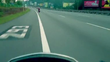 Bandar Seri Putra 'dan Pudu' ya otobanda yolculuk. Görüntü düşük ışıktan dolayı gürültü içeriyor olabilir. Hiper hata.