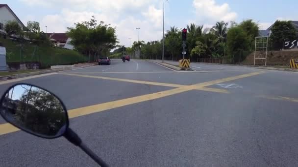Wachten Een Groen Stoplicht Motorrijden Bandar Seri Putra Eerste Persoon — Stockvideo