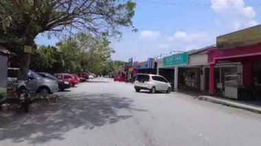 Bangi, Malezya - 8 Haziran 2021 motosiklet sürerek Bandar Seri Putra 'daki iş merkezine girdi. Birinci şahıs görüşü. Bakış açısı.