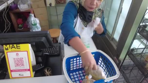 Cashier Checking Out Lunch Takeaway Foods Dladen Restaurant — Stock Video