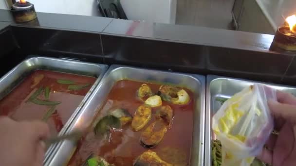 Lokantada Lauk Yerel Yemekleri Kısa Sürede Seçmek Birinci Şahıs Görüşü — Stok video