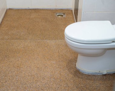 Renkli döşeme döşemesi dokulu banyo tadilatı. Döşeme döşeme, serpiştirme taş ve pürüzsüz.