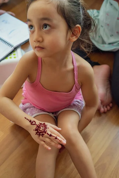 Foto Borrada Enfeites Henna Mão Menina Closeup — Fotografia de Stock