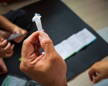 Tükürük için covid hızlı evde test kiti bulanık fotoğraf - adım 2 - plastik tüp içinde ampul tükürük sıvısı