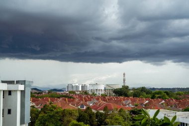 Yağmurdan önce kara fırtına bulutları altında bir şehir..