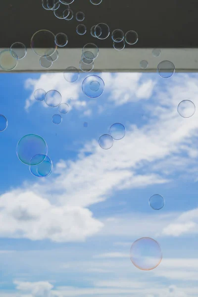 Bolhas Sabão Estão Flutuando Com Nuvens Telhado Fundo — Fotografia de Stock