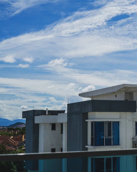 말레이시아 구름이 아파트 과푸른 하늘을 올려다보는 2021 — 스톡 사진