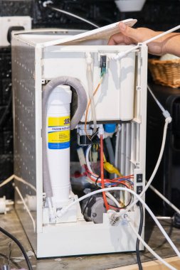 Kuala Lumpur, Malezya - 10 Temmuz 2021 Su filtresi evde değişiyor.